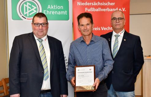 Unserem Sportkamerad Günter „Haui“ Hausfeld wurde auf dem NFV-Ehrenamtstag am 16. November 2022 die DFB-Urkunde samt DFB-Uhr verliehen.