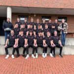 Die Dammer U19 bedankt sich bei den Sponsoren Fliesenfachgeschäft Schwarze GmbH und Stagekonzept Event- und Medientechnik für die neuen kurzen Hosen und Polo-Shirts.