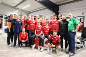 Die U19 vom RW Damme bedankt sich bei den Sponsoren Physiotherapie Matthias Theilmann Damme und dem INJOY Damme für die neuen Aufwärmshirts.