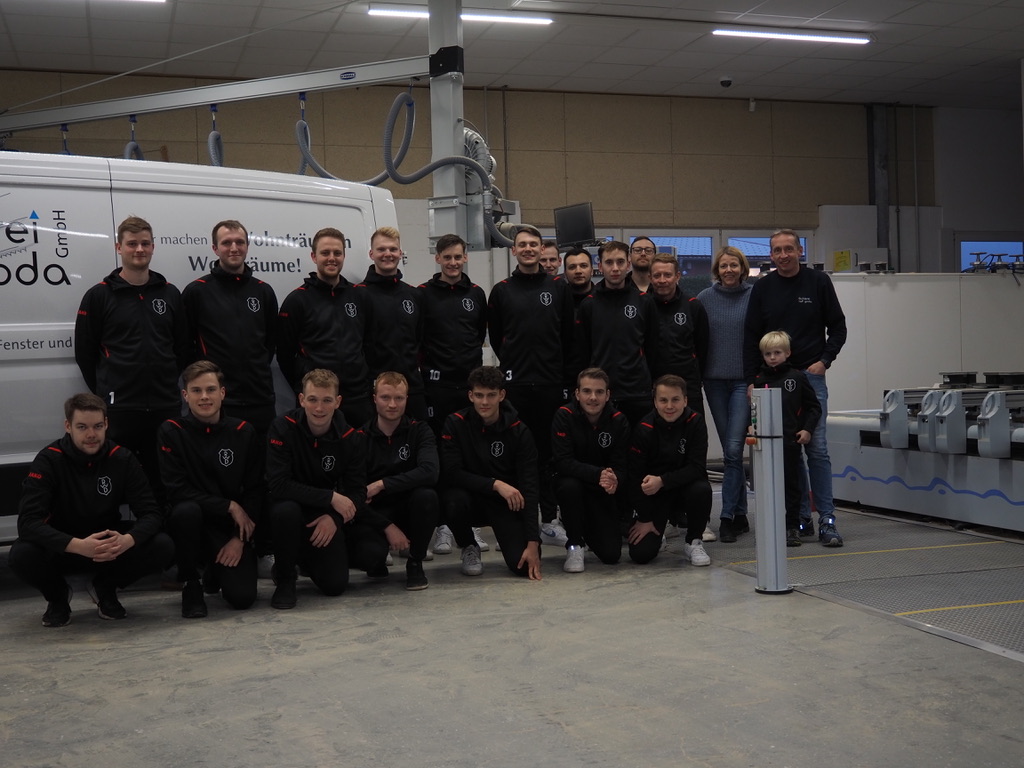 Die 2. Herren von RW Damme bedankt sich bei der Tischlerei Ralf Goda für die gesponserten Trainingsanzüge.