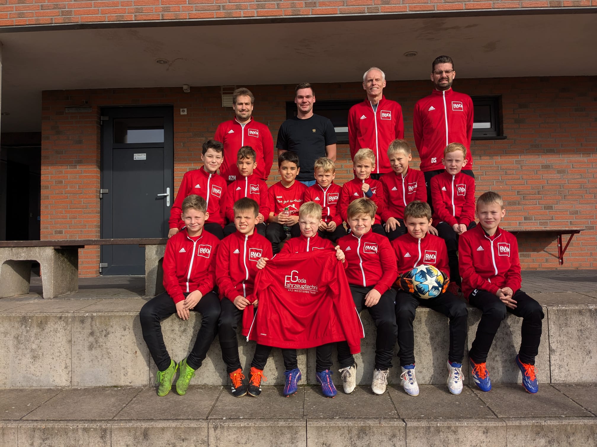 Die Fußballer und Trainer der 4. E Jugend von RW Damme bedanken sich bei Frederik Goda vom KFZ Meisterbetrieb Fahrzeugtechnik Goda für die neuen Trainingsanzüge!