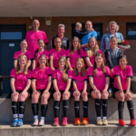 Die Fußballerinnen und Trainer der B Mädchen von RW Damme bedanken sich bei der Firma Schaue Werbetechnik für die neuen Trikots.