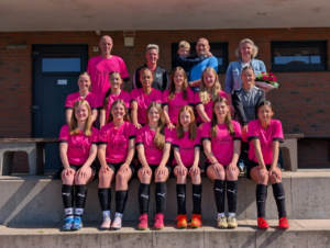 Die Fußballerinnen und Trainer der B Mädchen von RW Damme bedanken sich bei der Firma Schaue Werbetechnik für die neuen Trikots.